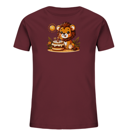 Onlineshop Shirts fuer Kinder - Das Bild zeigt ein dunkelrotes T-Shirt fuer Kinder mit einer lustigen Illustration auf der Vorderseite. Darauf zu sehen ist ein kleiner, sitzender Loewe mit einem freundlichen Gesicht, der neben einem Geburtstagskuchen posiert. Die Kerzen auf dem Kuchen zeigen deutlich die Zahl Sechs. Das Motiv ist zusaetzlich mit Pflanzen und einer Sonne verziert.