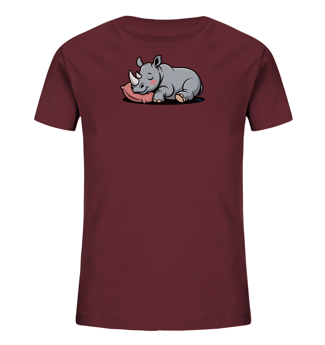 Onlineshop Shirts fuer Kinder - Das Bild zeigt ein bordeauxfarbenes Kinder-T-Shirt mit einem niedlichen Aufdruck auf der Vorderseite. Darauf ist ein graues, schlafendes Nashorn zu sehen, das friedlich auf einem rosa Kissen liegt. Das Nashorn hat geschlossene Augen und rosige Wangen, was dem Motiv einen sanften und beruhigenden Ausdruck verleiht. Dieses Design wirkt verspielt und ansprechend fuer junge Kinder.