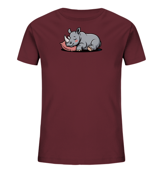 Onlineshop Shirts fuer Kinder - Das Bild zeigt ein bordeauxfarbenes Kinder-T-Shirt mit einem niedlichen Aufdruck auf der Vorderseite. Darauf ist ein graues, schlafendes Nashorn zu sehen, das friedlich auf einem rosa Kissen liegt. Das Nashorn hat geschlossene Augen und rosige Wangen, was dem Motiv einen sanften und beruhigenden Ausdruck verleiht. Dieses Design wirkt verspielt und ansprechend fuer junge Kinder.