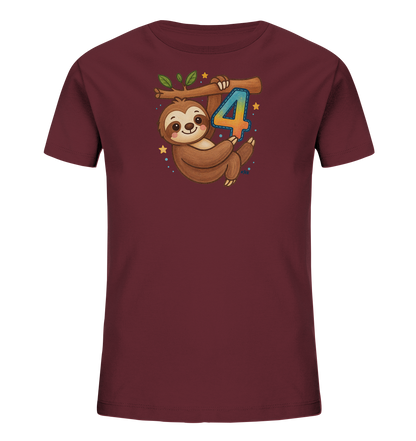 Onlineshop Shirts fuer Kinder - Das Bild zeigt ein T-Shirt in einem satten Dunkelrotton. Auf der Vorderseite ist eine Illustration eines laechelnden Faultiers zu sehen, das an einem Ast haengt. Das Faultier haelt eine bunte Zahl '4' in den Pfoten. Das Motiv ist von kleinen Sternen und Punkten umgeben, was dem Design einen verspielten Touch verleiht.