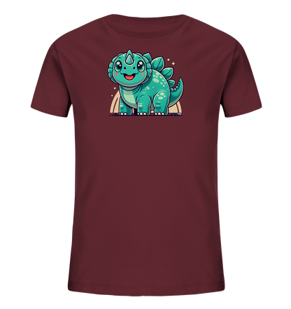 Onlineshop Shirts fuer Kinder - Das Bild zeigt ein dunkelrotes Kinder T-Shirt mit einem freundlichen Cartoon-Dinosaurier auf der Vorderseite. Der kleine Dinosaurier ist tuerkisgruen und hat stachelige Platten auf dem Ruecken sowie einen suessen Gesichtsausdruck. Er steht auf einem stilisierten Regenbogenboden, umgeben von kleinen Glitzersternen. Das Design ist verspielt und farbenfroh, ideal fuer Kinder.
