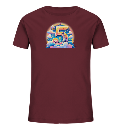 Onlineshop Shirts für Kinder - Das Bild zeigt ein Kinder-T-Shirt in einem warmen Bordeauxrot-Ton. Auf der Vorderseite ist eine große, goldgelbe '5' abgebildet, die kunstvoll in eine Märchenschloss-Szene integriert ist. Das Motiv ist von bunten Wolken, Sternen und Glanzpunkten umgeben, was eine verträumte und festliche Atmosphäre schafft. Das Design ist sehr farbenfroh und detailliert, ideal für einen besonderen Anlass wie einen Geburtstag oder als fröhliches Alltagsoutfit.