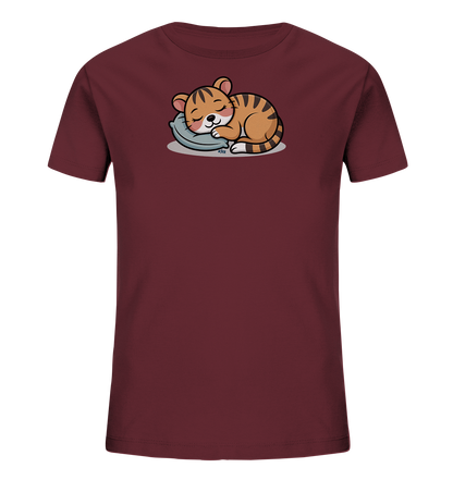 Onlineshop Shirts fuer Kinder - Das Bild zeigt ein dunkelrotes Kinder-T-Shirt mit einem schlafenden Tigerbaby. Das orangefarbene Tigerjunges liegt gemuetlich auf einem hellblauen Kissen. Es hat schwarze Streifen und geschlossene Augen, was einen ruhigen Ausdruck vermittelt. Das Design ist mittig auf der Vorderseite des Shirts platziert.