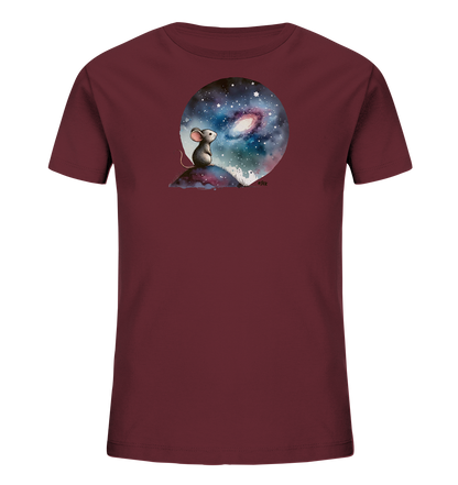 Onlineshop Shirts für Kinder - Das Bild zeigt ein burgunderrotes Kinder-T-Shirt mit einem kreisförmigen Motiv auf der Vorderseite. Dieses Motiv zeigt eine kleine Maus, die auf einem Hügel sitzt und zu einem detailreichen Sternenhimmel mit einer Galaxie aufblickt. Die Illustration ist in einem malerischen Stil gehalten und zeigt diverse Sterne und Nebelformationen. Das T-Shirt ist klassisch geschnitten.