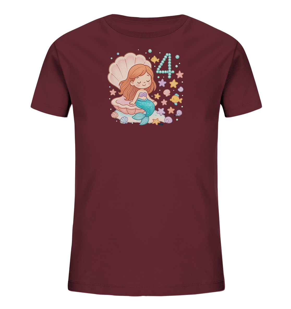 Onlineshop Shirts fuer Kinder - Das Bild zeigt ein bordeauxrotes Kinder-T-Shirt mit einem Motiv einer niedlichen Meerjungfrau. Sie sitzt in einer Muschel und ist von Seesternen, Blasen und weiteren Meerestieren umgeben. Die Zahl '4' ist kreativ aus blauen Punkten gestaltet und befindet sich neben der Meerjungfrau. Das Design ist farbenfroh und verspielt, ideal fuer kleine Meeresliebhaber.