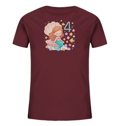 Onlineshop Shirts fuer Kinder - Das Bild zeigt ein bordeauxrotes Kinder-T-Shirt mit einem Motiv einer niedlichen Meerjungfrau. Sie sitzt in einer Muschel und ist von Seesternen, Blasen und weiteren Meerestieren umgeben. Die Zahl '4' ist kreativ aus blauen Punkten gestaltet und befindet sich neben der Meerjungfrau. Das Design ist farbenfroh und verspielt, ideal fuer kleine Meeresliebhaber.