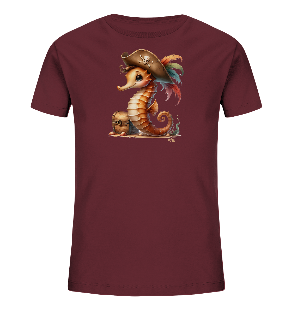 Onlineshop Shirts fuer Kinder - Dieses T-Shirt in einem warmen Bordeaux-Farbton zeigt eine detailreiche Grafik eines niedlichen Seepferdchens. Das Seepferdchen traegt einen Piratenhut mit Totenkopf und bunten Federn. Es sitzt neben einer kleinen Schatzkiste auf sandigem Grund mit Muscheln und Meerespflanzen. Das Motiv hat einen verspielten und maritimen Charakter.