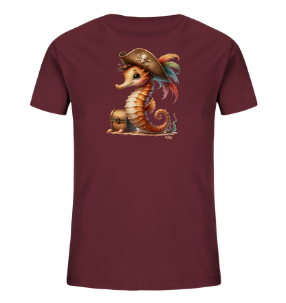 Onlineshop Shirts fuer Kinder - Dieses T-Shirt in einem warmen Bordeaux-Farbton zeigt eine detailreiche Grafik eines niedlichen Seepferdchens. Das Seepferdchen traegt einen Piratenhut mit Totenkopf und bunten Federn. Es sitzt neben einer kleinen Schatzkiste auf sandigem Grund mit Muscheln und Meerespflanzen. Das Motiv hat einen verspielten und maritimen Charakter.