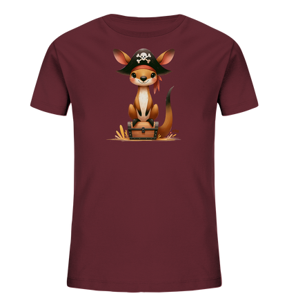 Onlineshop Shirts fuer Kinder - Das Bild zeigt ein T-Shirt fuer Kinder in einem dunklen Rotton. Auf der Vorderseite ist eine Illustration eines suessen, sitzenden Kaengurus zu sehen. Das Kaenguru traegt einen Piratenhut mit Totenkopfsymbol und sitzt auf einer Schatztruhe. Das Design hat einen verspielten und abenteuerlichen Charakter.