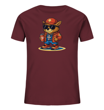 Onlineshop Shirts fuer Kinder - Das Bild zeigt ein bordeauxrotes Kinder-T-Shirt mit einem auffaelligen Cartoon-Motiv auf der Vorderseite. Dargestellt ist eine laessige Tierfigur, die eine Kappe, Sonnenbrille und eine goldene Halskette traegt. Die Figur ist in eine orangefarbene Jacke, blaue Jeans und passende Sneaker gekleidet und haelt eine rote Dose in der Hand. Das Design wirkt modern und verspielt, ideal fuer Kinder.