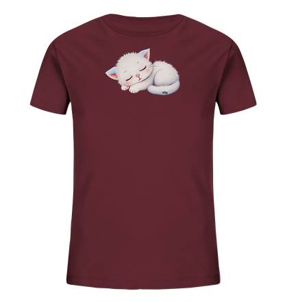 Onlineshop Shirts fuer Kinder - Das Bild zeigt ein dunkelrotes Kinder-T-Shirt. Auf der Vorderseite ist eine Illustration eines schlafenden, weissen Kaetzchens zu sehen, das sich eingerollt hat. Das Kaetzchen hat geschlossene Augen und einen friedlichen Gesichtsausdruck, mit einem Hauch von Blau in den Ohren. Das Design vermittelt eine sanfte und ruhige Atmosphaere.