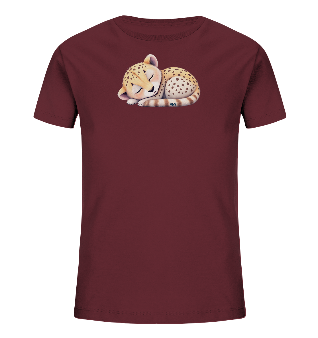 Onlineshop Shirts fuer Kinder - Das Bild zeigt ein burgunderfarbenes T-Shirt fuer Kinder. Auf der Vorderseite ist eine niedliche Illustration eines schlafenden Gepardenbabys zu sehen. Das kleine Raubkatzenjunges liegt zusammengerollt und laechelt friedlich. Sein Fell ist hellbraun mit dunklen Punkten und gestreiftem Schwanz, was dem Design einen sanften und liebenswerten Ausdruck verleiht.