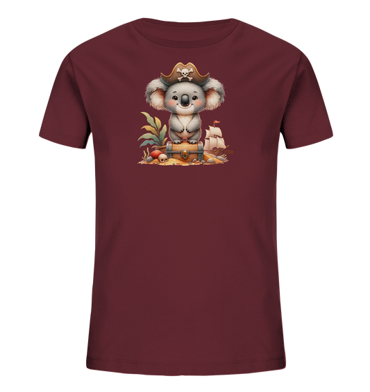 Onlineshop Shirts fuer Kinder - Das Bild zeigt ein dunkelrotes Kinder-T-Shirt mit einem niedlichen Aufdruck auf der Vorderseite. Der Aufdruck zeigt einen Koalabaeren mit Piratenhut, der auf einer Schatzkiste sitzt. Um die Kiste herum liegen Muscheln und ein kleiner Schaedel auf Sand. Im Hintergrund sind tropische Pflanzen und ein Segelschiff auf dem Wasser zu sehen.