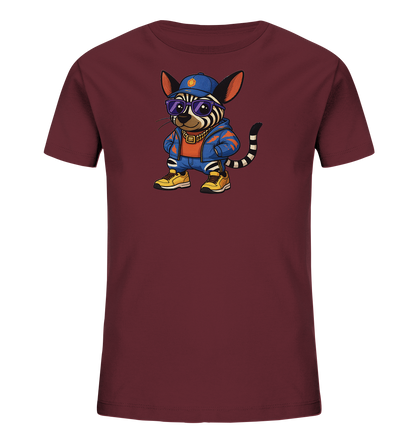 Onlineshop Shirts fuer Kinder - Das Bild zeigt ein dunkelrotes Kinder-T-Shirt. Auf der Vorderseite ist ein cooles, cartoonartiges Tier mit Zebrastreifen abgebildet, das eine blaue Kappe, Sonnenbrille und eine goldene Kette traegt. Das Tier steht laessig mit den Haenden in den Hosentaschen und traegt eine blaue Jacke mit orangefarbenem Shirt sowie gelbe Schuhe. Das Design wirkt modern und stylisch.