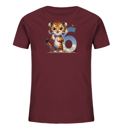 Onlineshop Shirts fuer Kinder - Das Bild zeigt ein dunkelrotes Kinder-T-Shirt mit einem niedlichen Motiv eines Tigers. Der Tiger steht aufrecht, laechelt und gibt einen Daumen hoch. Hinter dem Tiger ist eine grosse Zahl '6' zu sehen, die mit einem Himmel-Wolken-Muster gefuellt ist. Eine kleine Schmetterlingsgrafik ergaenzt das verspielte Design.