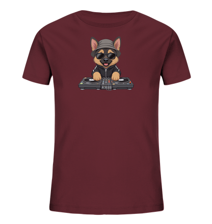 Onlineshop Shirts fuer Kinder - Das Bild zeigt ein bordeauxrotes T-Shirt fuer Kinder. Darauf ist eine niedliche, cartoonartige Hundefigur abgebildet, die eine Sonnenbrille und einen Fischerhut traegt. Der Hund steht hinter einem DJ-Mischpult und legt Musik auf. Das Design verleiht dem Shirt einen verspielten und coolen Charakter.