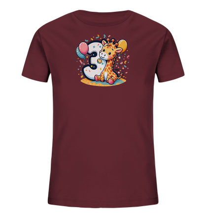 Onlineshop Shirts fuer Kinder - Das Bild zeigt ein bordeauxrotes Kinder-T-Shirt mit einem farbenfrohen Aufdruck auf der Vorderseite. Der Aufdruck zeigt eine niedliche Cartoon-Giraffe, die neben der grossen Zahl Drei sitzt. Um die Giraffe und die Drei herum sind Ballons, Konfetti und Luftschlangen zu sehen. Das gesamte Motiv wirkt froehlich und festlich.