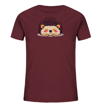 Onlineshop Shirts fuer Kinder - Das Bild zeigt ein dunkelrotes Kinder-T-Shirt mit einem niedlichen Motiv eines schlafenden Igels auf der Vorderseite. Der Igel hat helle Haut und dunkle Stacheln mit rosa Spitzen. Er liegt friedlich mit geschlossenen Augen da, was dem Design eine ruhige und sanfte Ausstrahlung verleiht. Die Gestaltung ist charmant und ansprechend fuer Kinder.