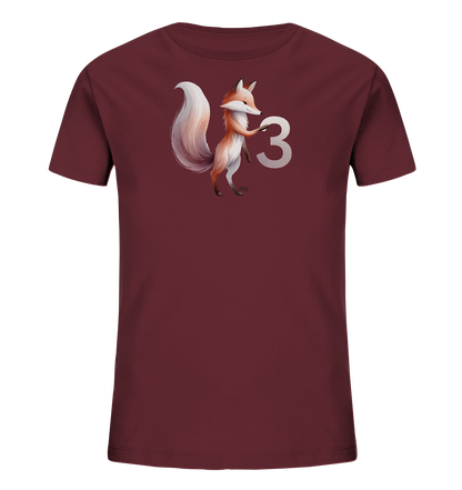Onlineshop Shirts fuer Kinder - Das Bild zeigt ein weinrotes T-Shirt fuer Kinder mit einem aufgedruckten Motiv. Zentral auf der Vorderseite ist ein stehender, freundlich blickender Fuchs mit einem buschigen Schwanz abgebildet. Der Fuchs beruehrt mit einer Pfote die grosse, silbrig-weisse Zahl '3', die neben ihm platziert ist. Das Design ist ansprechend und verspielt.