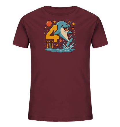 Onlineshop Shirts fuer Kinder - Dieses dunkelrote T-Shirt zeigt ein froehliches Design mit einem blauen Cartoon-Delfin, der aus dem Wasser springt. Neben dem Delfin ist die grosse Zahl '4' platziert. Das Motiv ist mit bunten Elementen wie einem Ballon, Sternen und Herzen verziert, sowie Kerzen unter der Zahl. Das Design wirkt lebendig und feierlich.