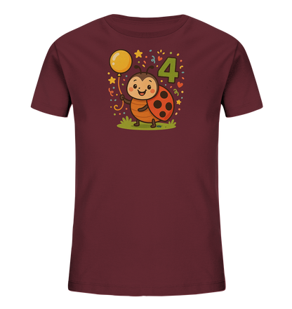 Onlineshop Shirts fuer Kinder - Ein dunkelrotes Kinder-T-Shirt ist im Bild zu sehen. Es zeigt eine froehliche Cartoon-Grafik eines Marienkaefers, der einen gelben Ballon haelt. Neben dem Kaefer befindet sich die Zahl '4' in Gruen, umrahmt von bunten Sternen, Herzen und Konfetti. Das Motiv steht auf einer kleinen Rasenflaeche und wirkt sehr festlich.
