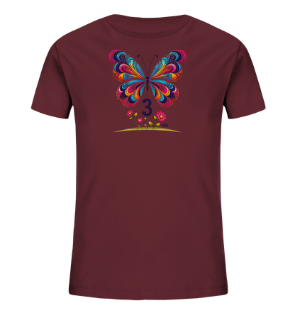 Onlineshop Shirts fuer Kinder - Das Bild zeigt ein dunkelrotes T-Shirt mit einem grossen, farbenfrohen Schmetterling als zentrales Motiv. Der Schmetterling hat detailreiche Fluegel in leuchtenden Farben wie Blau, Pink und Orange. Darunter ist die Zahl 3 in lila platziert, begleitet von einer kleinen Wiese mit Blumen. Dieses verspielte Design ist ideal fuer Kinder.