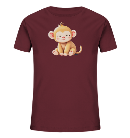 Onlineshop Shirts fuer Kinder - Das Bild zeigt ein burgunderrotes Kinder-T-Shirt. Auf der Vorderseite ist ein niedlicher, sitzender Affe mit geschlossenen Augen und einem sanften Laecheln abgebildet. Der Affe hat hellbraunes Fell und rosafarbene Ohren sowie Pfoten. Das Design wirkt freundlich und ansprechend.