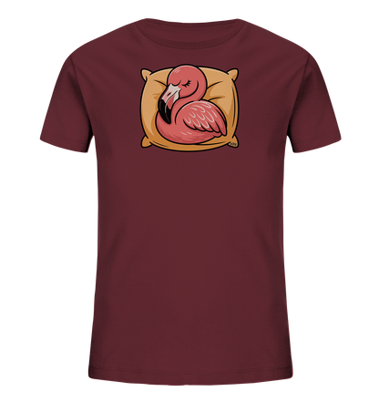 Onlineshop Shirts fuer Kinder - Das Bild zeigt ein dunkelrotes Kinder-T-Shirt. Auf der Vorderseite ist ein schlafender Flamingo in Rosatoenen abgebildet, der gemuetlich auf einem gelben Kissen liegt. Das Motiv ist im Cartoon-Stil gehalten und wirkt ruhig sowie liebenswert. Dieses Design verleiht dem T-Shirt einen charmanten und verspielten Charakter.