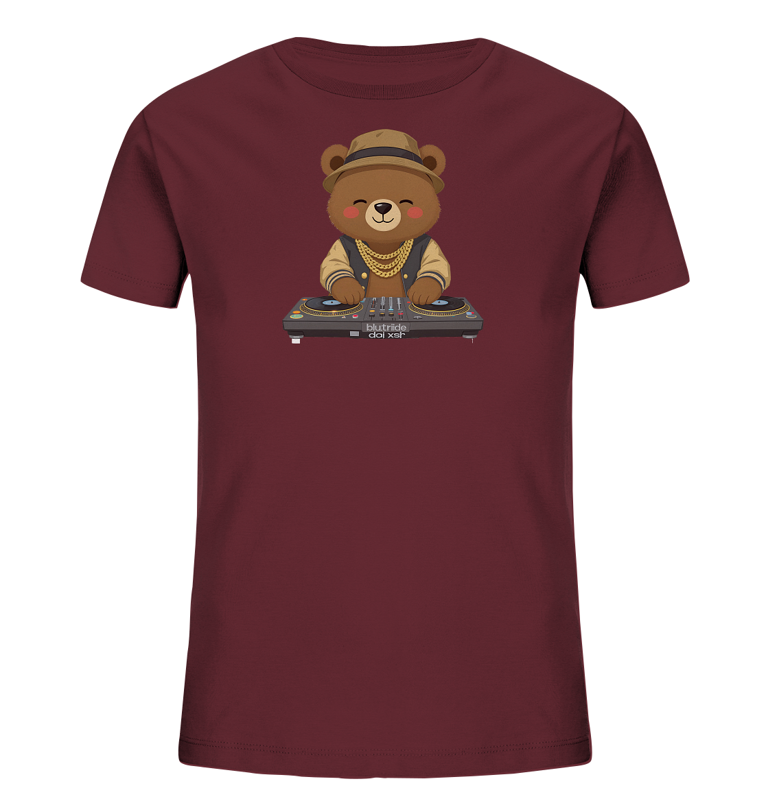 Onlineshop Shirts fuer Kinder - Das Bild zeigt ein dunkelrotes Kinder-T-Shirt mit einem niedlichen Cartoon-Baerenmotiv. Der Baer traegt einen Hut und eine goldene Kette und sitzt vor einem DJ-Mischpult mit Plattenspielern. Er hat ein freundliches, laechelndes Gesicht, was dem Design einen verspielten Charakter verleiht. Das Motiv ist mittig auf der Vorderseite des Shirts platziert und sticht durch seine Farben hervor.
