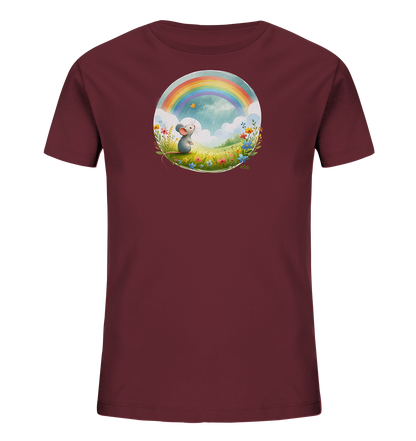 Onlineshop Shirts fuer Kinder - Das Bild zeigt ein weinrotes T-Shirt mit einem runden Aufdruck. Der Aufdruck zeigt eine kleine Maus in einem Blumenfeld, die einen Regenbogen und leichten Regen beobachtet. Ein Schmetterling fliegt ueber der Maus. Das Design stellt eine friedliche Naturszene dar.