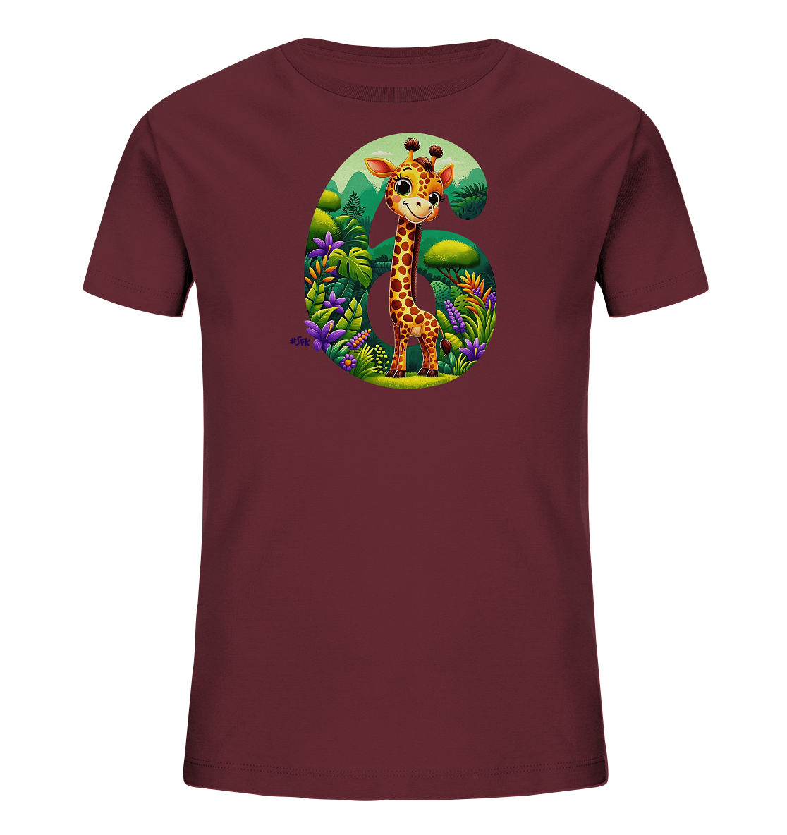 Onlineshop Shirts fuer Kinder - Das bordeauxrote T-Shirt zeigt die grosse Zahl 6, gefuellt mit einer farbenfrohen Dschungelszene. Darin steht eine laechelnde Cartoon-Giraffe, umgeben von ueppigem Gruen und bunten Blumen. Die Illustration enthaelt auch eine bergige Landschaft im Hintergrund. Dieses Design ist detailreich und ansprechend gestaltet.