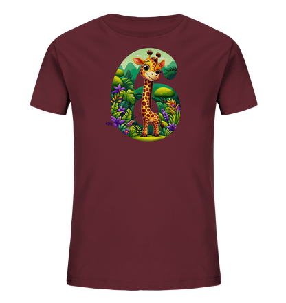 Onlineshop Shirts fuer Kinder - Das bordeauxrote T-Shirt zeigt die grosse Zahl 6, gefuellt mit einer farbenfrohen Dschungelszene. Darin steht eine laechelnde Cartoon-Giraffe, umgeben von ueppigem Gruen und bunten Blumen. Die Illustration enthaelt auch eine bergige Landschaft im Hintergrund. Dieses Design ist detailreich und ansprechend gestaltet.