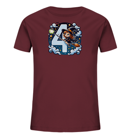 Onlineshop Shirts fuer Kinder - Das Bild zeigt ein bordeauxrotes T-Shirt fuer Kinder mit einem farbenfrohen Motiv auf der Vorderseite. Die Grafik stellt eine kleine Hexe dar, die auf einem Besen fliegt, eingebettet in eine naechtliche Szenerie mit Wolken, Sternen und einem Mond. Auffaellig ist die grosse Zahl '4' im Hintergrund der Szene. Weitere Details wie eine Flasche und fliegende Fledermaeuse ergaenzen das verspielte Design.