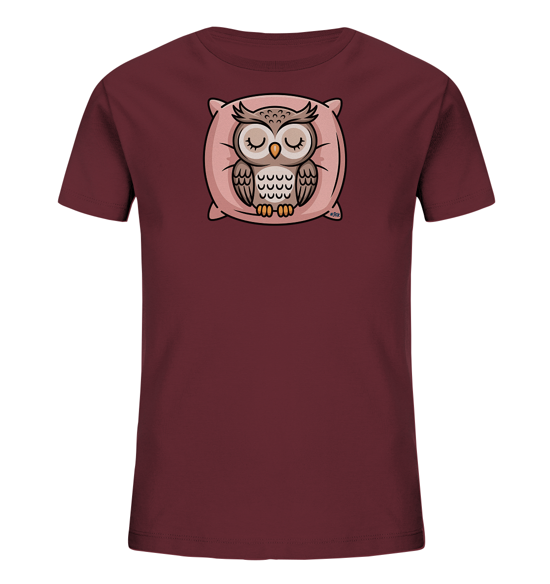 Onlineshop Shirts fuer Kinder - Das Bild zeigt ein dunkelrotes Kinder-T-Shirt mit einem niedlichen Aufdruck. Im Zentrum des Designs ist eine schlafende Eule mit geschlossenen Augen dargestellt, die gemuetlich auf einem rosafarbenen Kissen liegt. Das Motiv der Eule ist in sanften Braun- und Cremetoenen gehalten und wirkt beruhigend. Die Gesamtgestaltung des Shirts ist verspielt und ideal fuer gemuetliche Momente.