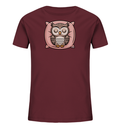 Onlineshop Shirts fuer Kinder - Das Bild zeigt ein dunkelrotes Kinder-T-Shirt mit einem niedlichen Aufdruck. Im Zentrum des Designs ist eine schlafende Eule mit geschlossenen Augen dargestellt, die gemuetlich auf einem rosafarbenen Kissen liegt. Das Motiv der Eule ist in sanften Braun- und Cremetoenen gehalten und wirkt beruhigend. Die Gesamtgestaltung des Shirts ist verspielt und ideal fuer gemuetliche Momente.