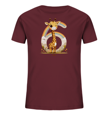 Onlineshop Shirts fuer Kinder - Dieses dunkelrote T-Shirt fuer Kinder zeigt ein froehliches Giraffen-Motiv. Die Cartoon-Giraffe steht vor einer grossen Zahl '6', die in ein Landschaftsbild mit Regenbogen und Wolken integriert ist. Blumen und Graeser ergaenzen die Szene am unteren Rand des Designs. Das Bild vermittelt eine verspielte und freundliche Atmosphaere.