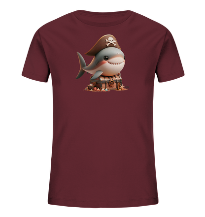 Onlineshop Shirts fuer Kinder - Das Bild zeigt ein dunkelrotes T-Shirt mit einem verspielten Motiv eines Cartoon-Hais, der eine Piratenmuetze traegt. Der laechelnde Hai sitzt auf einer Schatzkiste, umgeben von Muscheln und maritimen Elementen. Dieses Design verleiht dem Shirt einen abenteuerlichen und froehlichen Look, ideal fuer kleine Entdecker.