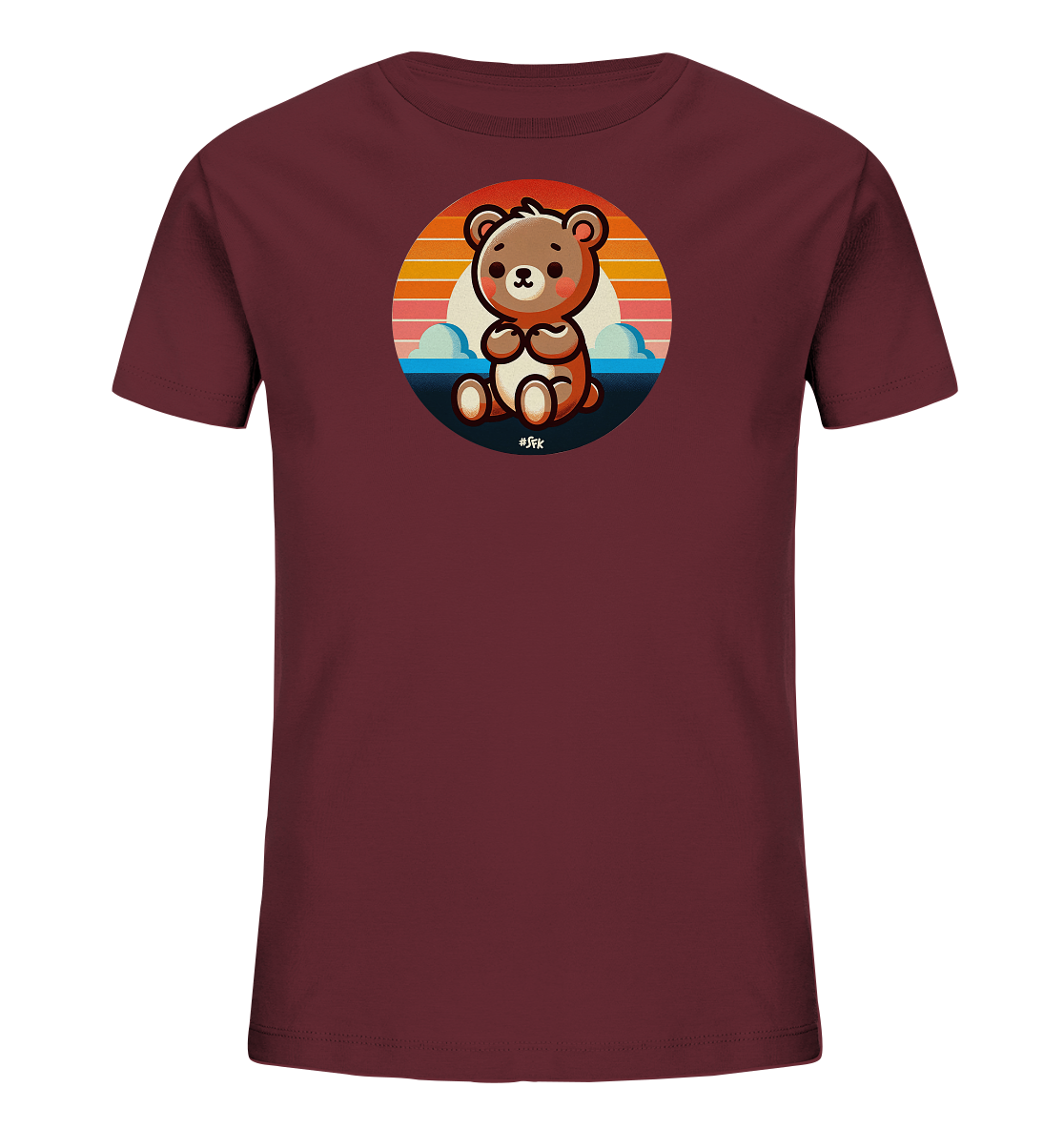 Onlineshop Shirts fuer Kinder - Das Bild zeigt ein dunkelrotes Kinder-T-Shirt mit einer kreisfoermigen Grafik auf der Vorderseite. Die Grafik zeigt einen niedlichen Cartoon-Baeren, der vor einem farbenfrohen Sonnenuntergang mit Wasser und Wolken sitzt. Der Baer hat ein freundliches Gesicht und gefaltete Pfoten. Das Design wirkt warm und einladend.