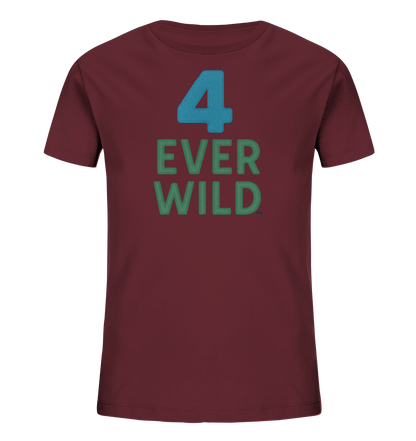 Onlineshop Shirts fuer Kinder - Das Bild zeigt ein dunkelrotes Kinder-T-Shirt mit einem Aufdruck auf der Vorderseite. Oben ist eine grosse blaue Zahl '4' zu sehen. Darunter steht der Text "EVER WILD" in gruenen Grossbuchstaben. Das Design wirkt einfach und plakativ.