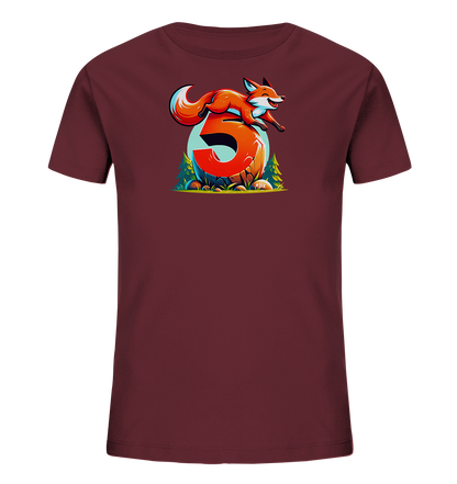 Onlineshop Shirts für Kinder - Das Bild zeigt ein Kinder-T-Shirt in einem gedeckten Rotton, möglicherweise Bio-Baumwolle. Auf der Vorderseite ist eine dynamische Grafik zu sehen, die einen springenden Fuchs über der großen, orangefarbenen Zahl '5' darstellt. Das Design umfasst auch eine kleine stilisierte Landschaft mit Bäumen, Felsen und Gräsern am unteren Rand. Die Illustration ist farbenfroh und hat einen modernen, cartoonartigen Stil, der spielerisch und ansprechend für Kinder wirkt.
