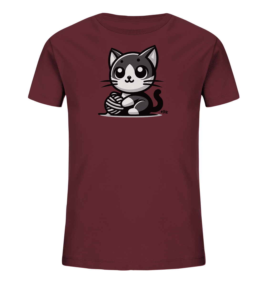Onlineshop Shirts fuer Kinder - Dieses Bild zeigt ein dunkelrotes Kinder-T-Shirt mit einer niedlichen Illustration auf der Vorderseite. Zu sehen ist eine cartoonhafte Katze in Schwarz-Weiss-Toenen, die ein Wollknaeuel in ihren Pfoten haelt. Die Katze sitzt aufrecht und hat grosse, ausdrucksstarke Augen. Das Motiv wirkt verspielt und ansprechend.