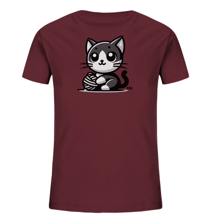 Onlineshop Shirts fuer Kinder - Dieses Bild zeigt ein dunkelrotes Kinder-T-Shirt mit einer niedlichen Illustration auf der Vorderseite. Zu sehen ist eine cartoonhafte Katze in Schwarz-Weiss-Toenen, die ein Wollknaeuel in ihren Pfoten haelt. Die Katze sitzt aufrecht und hat grosse, ausdrucksstarke Augen. Das Motiv wirkt verspielt und ansprechend.