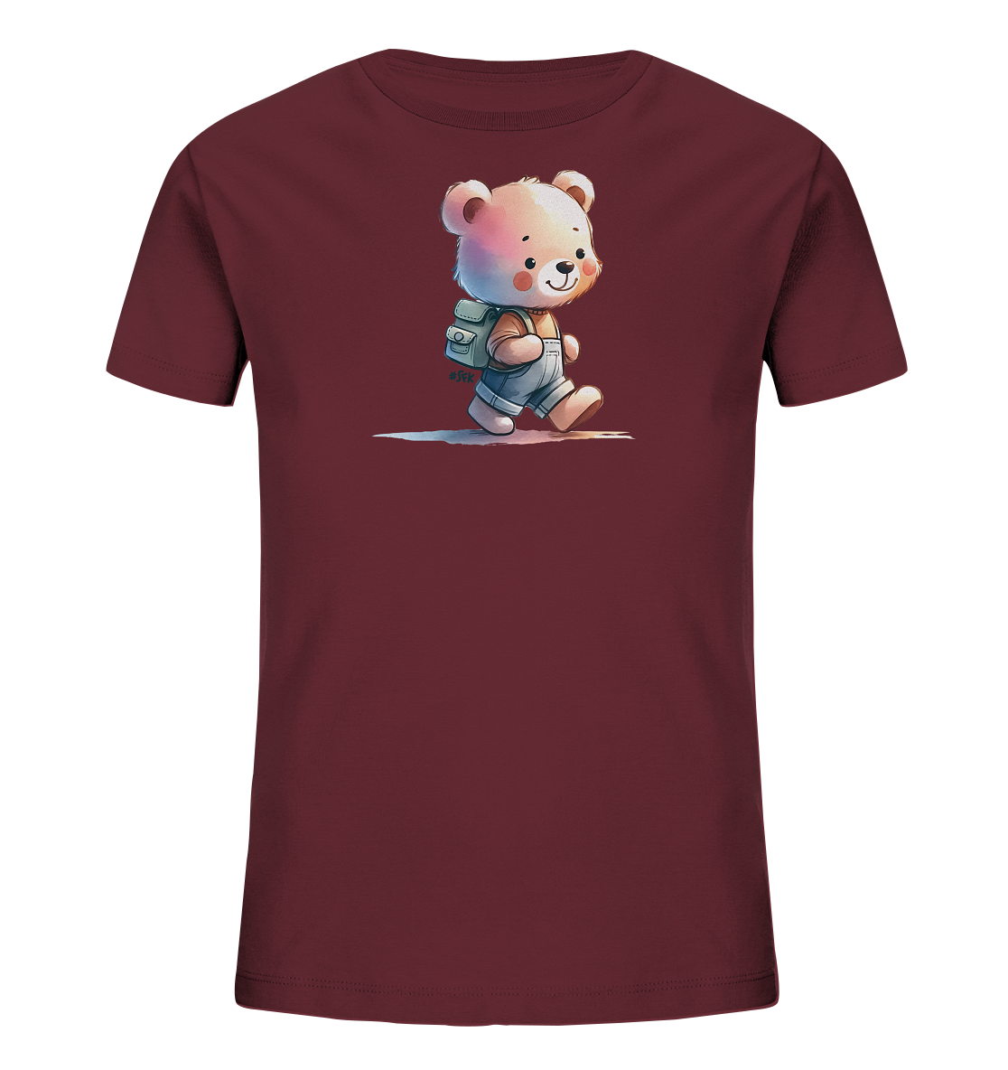 Onlineshop Shirts für Kinder - Das Bild zeigt ein burgunderrotes Kinder-T-Shirt. Auf der Vorderseite ist eine niedliche Illustration eines kleinen Bären zu sehen, der eine hellblaue Umhängetasche oder einen kleinen Rucksack trägt und nach rechts geht. Der Bär hat große Ohren, rosafarbene Wangen und lächelt freundlich, dargestellt im Aquarell-Stil. Das Motiv ist detailliert und wirkt verspielt auf dem einfarbigen Shirt.