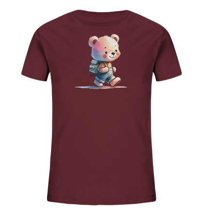 Onlineshop Shirts für Kinder - Das Bild zeigt ein burgunderrotes Kinder-T-Shirt. Auf der Vorderseite ist eine niedliche Illustration eines kleinen Bären zu sehen, der eine hellblaue Umhängetasche oder einen kleinen Rucksack trägt und nach rechts geht. Der Bär hat große Ohren, rosafarbene Wangen und lächelt freundlich, dargestellt im Aquarell-Stil. Das Motiv ist detailliert und wirkt verspielt auf dem einfarbigen Shirt.