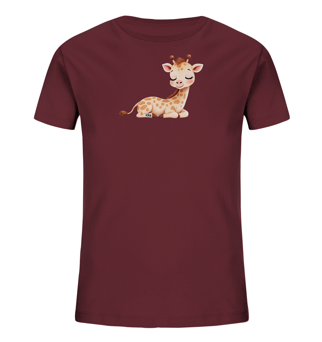 Onlineshop Shirts fuer Kinder - Das Bild zeigt ein bordeauxrotes T-Shirt fuer Kinder. Auf der Vorderseite ist eine niedliche, liegende Baby-Giraffe mit geschlossenen Augen abgebildet. Die Giraffe hat braune Flecken und vermittelt einen friedlichen Ausdruck. Das Shirt ist auf einem schlichten, schwarzen Hintergrund dargestellt.