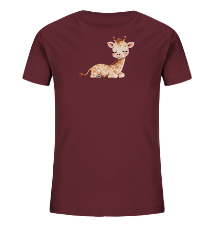Onlineshop Shirts fuer Kinder - Das Bild zeigt ein bordeauxrotes T-Shirt fuer Kinder. Auf der Vorderseite ist eine niedliche, liegende Baby-Giraffe mit geschlossenen Augen abgebildet. Die Giraffe hat braune Flecken und vermittelt einen friedlichen Ausdruck. Das Shirt ist auf einem schlichten, schwarzen Hintergrund dargestellt.