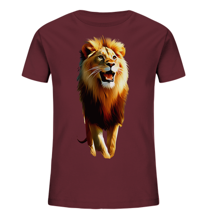 Onlineshop Shirts fuer Kinder - Das Bild zeigt ein weinrotes T-Shirt mit einer detailreichen Illustration eines schreitenden Loewen. Der Loewe blickt nach vorne, hat das Maul geoeffnet und eine praechtige goldene Maehne. Die Darstellung ist realistisch und lebendig, wodurch die Staerke des Tieres hervorgehoben wird. Das T-Shirt bietet einen dunklen Hintergrund fuer die beeindruckende Tiergrafik.