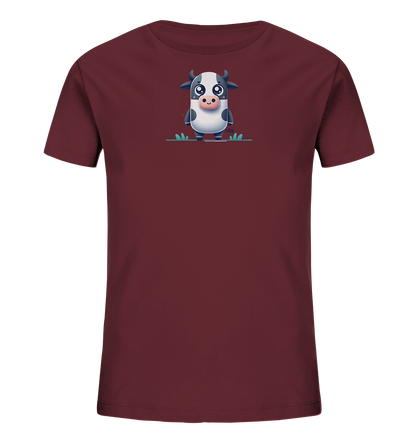 Onlineshop Shirts fuer Kinder - Dieses T-Shirt fuer Kinder in einem dunklen Rotton zeigt eine niedliche Illustration einer Cartoon-Kuh. Die Kuh ist schwarz-weiss gemustert, hat grosse Kulleraugen und einen freundlichen Gesichtsausdruck. Sie steht aufrecht in stilisiertem gruenen Gras. Das Design wirkt verspielt und ansprechend.