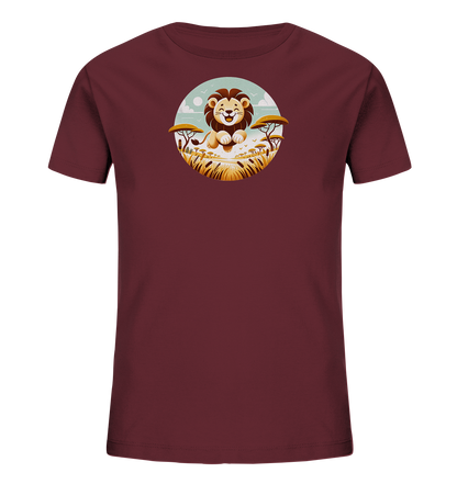 Onlineshop Shirts fuer Kinder - Das Bild zeigt ein dunkelrotes T-Shirt fuer Kinder mit einem kreisfoermigen Druck auf der Vorderseite. Der Druck zeigt eine cartoonhafte Illustration eines laechelnden Loewen in einer Savannenlandschaft mit Baeumen und Voegeln. Das Design ist farbenfroh und freundlich, ideal fuer kleine Abenteurer. Es praesentiert das Shirt in einer schlichten Ansicht.