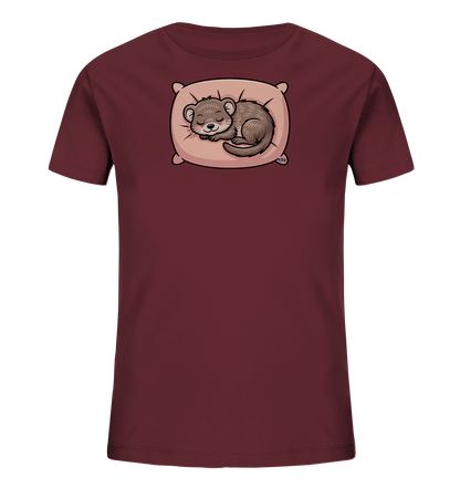 Onlineshop Shirts fuer Kinder - Das Bild zeigt ein bordeauxfarbenes Kinder-T-Shirt. Auf der Vorderseite ist eine niedliche, schlafende Maus abgebildet, die sich friedlich auf einem rosafarbenen Kissen zusammengekuschelt hat. Das Detail der geschlossenen Augen und des sanften Laechelns verleiht dem Motiv eine beruhigende Ausstrahlung. Das Design ist verspielt und ideal fuer Kinder.